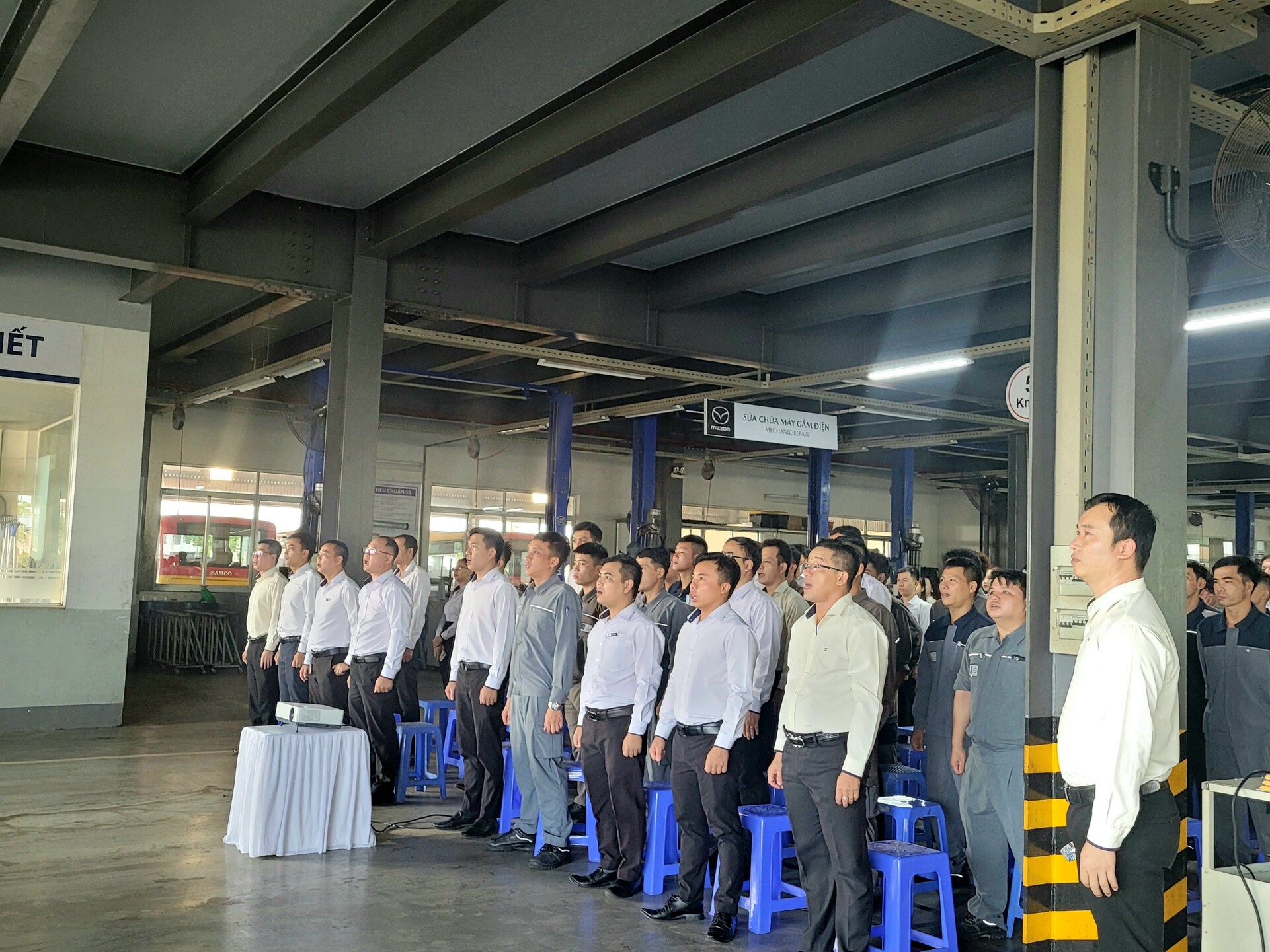 Chào cờ tháng 4/2024: THACO AUTO Bình Phước khen thưởng cá nhân, tập thể xuất sắc