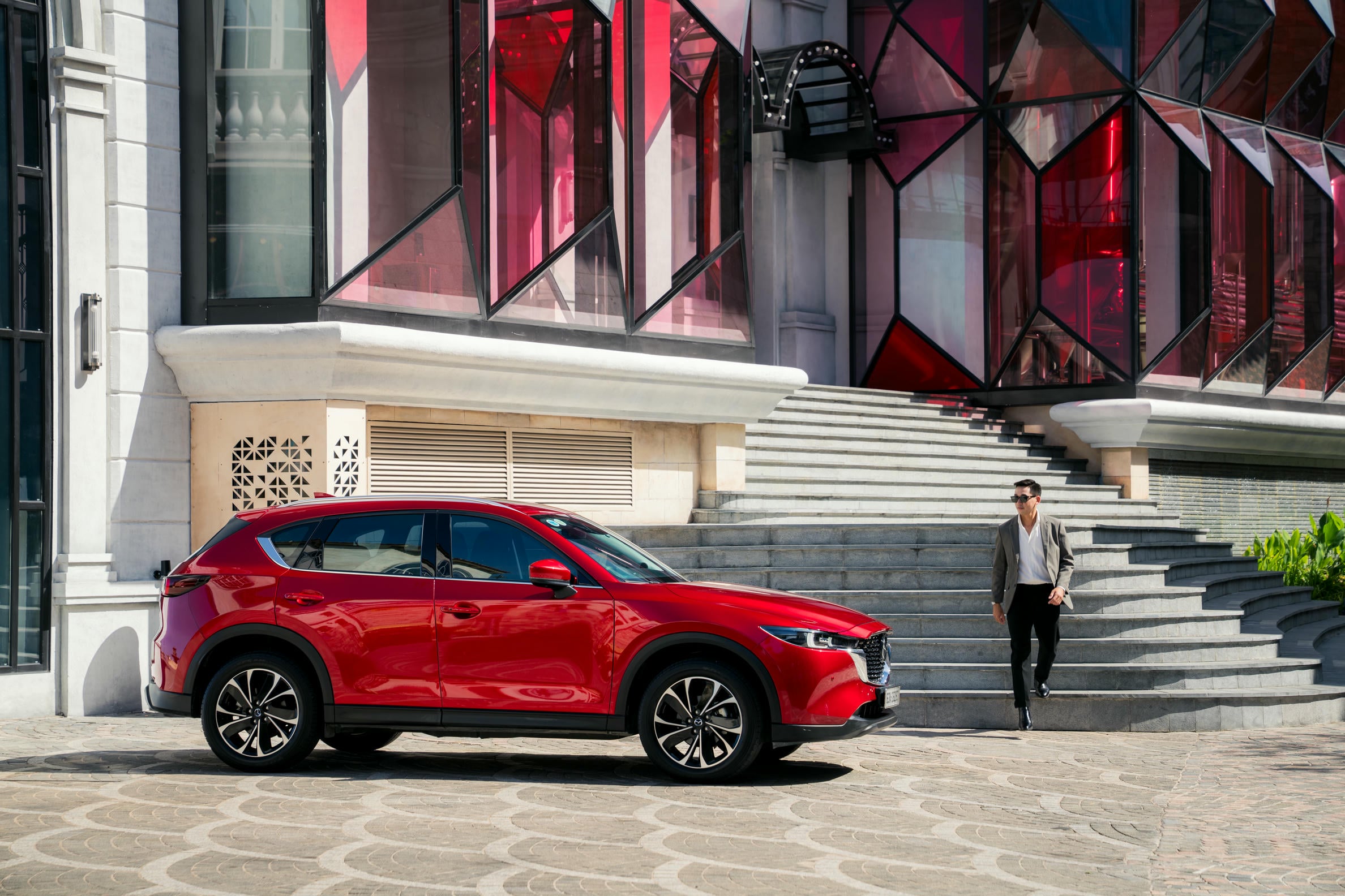 khach-hang-mua-xe-mazda-cx-5-nhan-uu-dai-hap-dan-trong-thang-4-2025-2-2.jpg